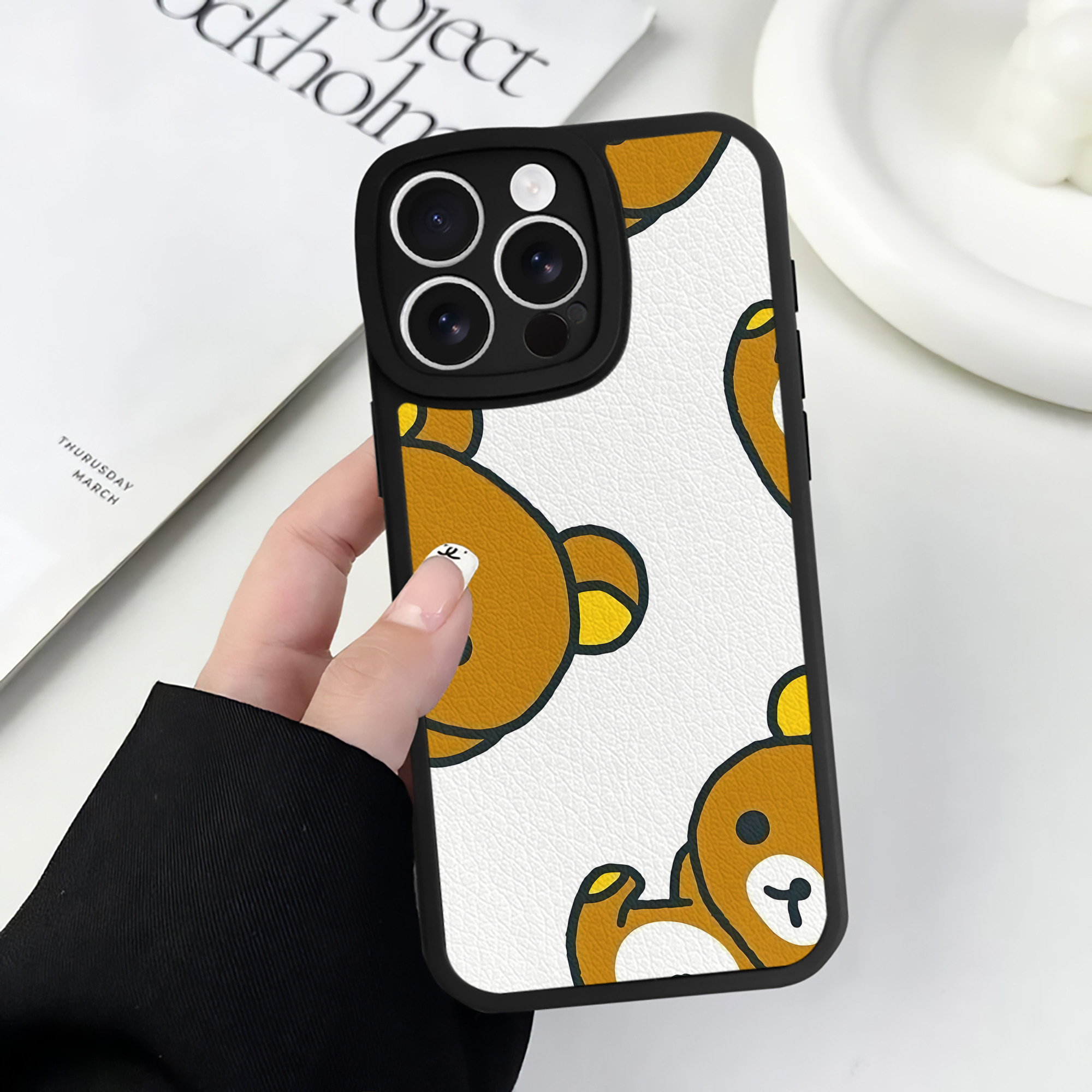 （画像用） リラックマ リラックマ キイロイトリ Rilakkuma Korilakkuma Kiiroitori 【iPhone 16シリーズ対応】シリコンスマホケース（レザー調） 材質：シリコン